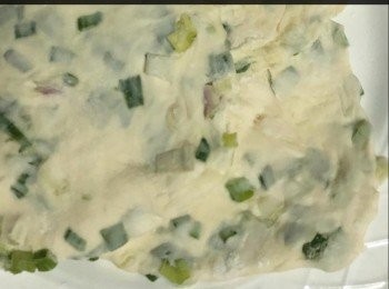 step8: 接著用手壓平，用桿麵棍滾成片狀，就完成蔥油餅餅皮製作。