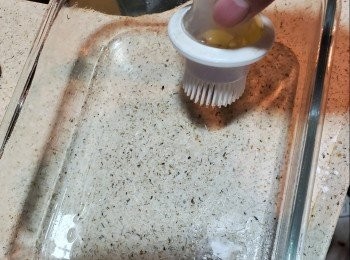 step8: 今次我用17cmX22cm玻璃盒做蒸盤,先搽上一層油方便脫模