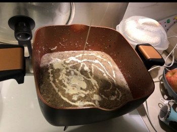 step4: 用blender按照自己鍾意嘅程度將蘑菇打爛
然後加入淡忌廉，鹽同黑椒，煲滾之後就可以上鍋