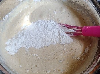 step9: 分3次加入麵粉、梳打粉和泡打粉，再輕手拌勻至沒有粉粒即可。最後加入奶和油拌勻。