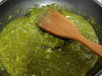 step5: 將(4) 放入剛才有牛油和蒜片的鑊，加入cream, 韓國海鮮粉(可不加)，中細火慢慢煮滾。