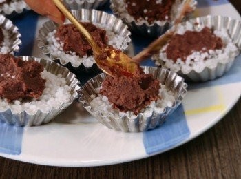 step7: 在撻模上掃上油，放入西米至半滿，在中間加入適量紅豆餡，再加上西米鋪平頂部。