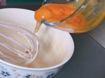 step5: 把蛋黃分數次加入麵糊拌勻，再加入雲呢拿油，然後把麵糊過篩，備用。