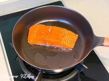 step3: 鍋子下油，可用一滴水檢查油熱程度，油熱時可聽到水彈跳聲（小心，只用一滴水）。油熱後，魚皮朝下放入，中火煎三文魚至底部邊緣位變色。