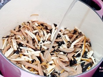 step5: 再加入豆干絲雲耳絲炒勻後加入素高湯。