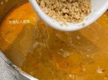 step6: 调味後加入花生碎，即可用作火鍋湯底。