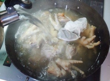 step6: 下豬骨、<a href="https://bit.ly/3kLFTWO" target="_blank" data-keyword="雞腳" class="guide-link"><strong>雞腳</strong></a> <span style="display:inline-block;vertical-align:middle;margin-top:-3px;color:initial;border-radius:3px;padding:2px 3px;font-size:12px;line-height:14px;background:#87d300;color:#fff;">即買</span> 及胡椒包，再倒入沸水至沒頂
大火煮沸，轉中火煮1小時 (如用明火，水量要再加碼）