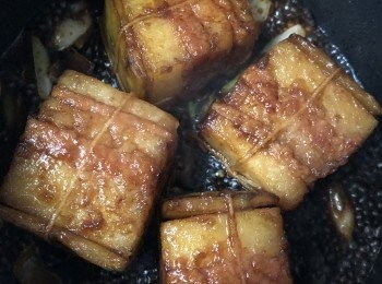 step10: 再加入花雕酒、生抽、老抽及菇粉炒勻。
將先前爆香的薑、蔥、蒜回鑊，放入仿五花腩，然後加滾水浸至五花腩一半，以中火煮20分鐘左右（期間需要將仿五花腩轉動一下，均勻上色。然後便可上碟。