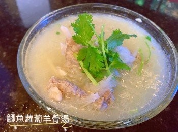 step4: 最后放点葱花或者香菜，热气腾腾的一晚汤，非常的鲜美，而且清甜