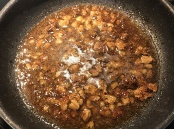 step5: 放入醬油、糖、胡椒粉炒香後加適量的水煮滾，試吃用鹽調整；