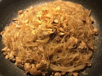 step8: 開蓋關火，加入油蔥酥淋上香油拌勻放涼備用；