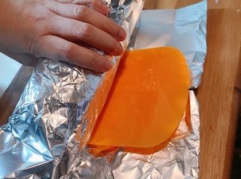 step8: 然後用錫紙捲起扎實成柱體，包2層最好。必要時用工具幫手收緊錫紙。