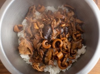 step6: 將煮好的糯米與步驟5的<span class="group_1">食材</span>分次、均勻混合備用。