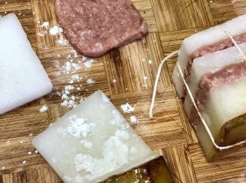 step5: 先將每片冬瓜底面抹上粟粉，由底部開始疊起，先放一片冬瓜肉，然後一層新餐肉，一層冬瓜肉，再一層新餐肉，一層冬瓜肉，最後放上煎過的冬瓜皮，用綿繩扎好（記得層與層之間要抹上少少粟粉黏合）。