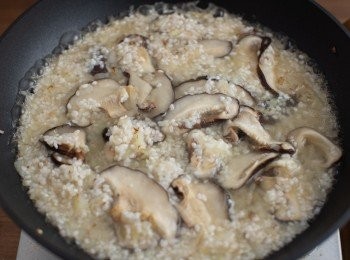 step3: 加入米酒、香菇水，並少量分次的加入雞高湯
