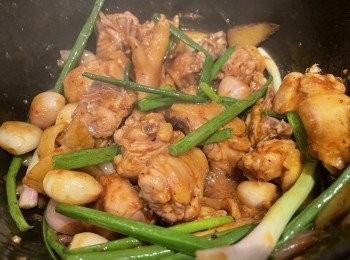 step4: 雞件熟透後加入蔥段略炒