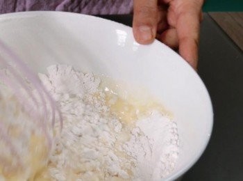 step4: 將鮮奶牛油混合物待涼至大約40°C，把它加入至低筋麵粉中，然後攪勻至沒有粉粒。
