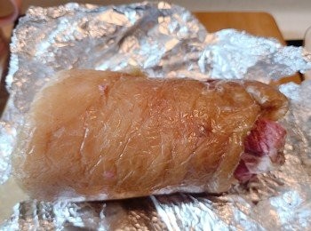 step10: 第二天將豬手從雪櫃取出，解去錫紙，切片、上碟，將<span class="group_2">蒜蓉醋材料</span>拌勻，食時蘸蒜蓉醋伴食。