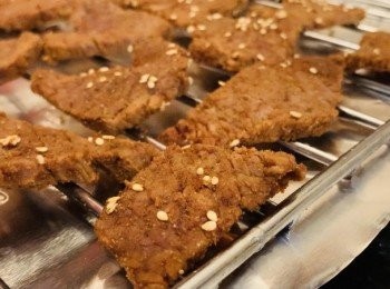 step1: 腌制好入味，就可以放在烤架上了，松紧烤箱