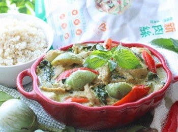 step5: 細火加入2大匙椰子油、香茅、南薑，然後爆香//
加入青咖喱醬，聞到香味後， 取出香茅、南薑入茶包袋， 稍後再放回鑊煮//
加入一半椰漿攪勻，煮1分鐘左右//
再加雞髀菇、茄子 、另一半椰漿、香茅南薑包、水及調味料約8分鐘至材料 7成熟。加新肉絲再煮8分鐘至入味//
加入已攪拌嘅九層塔汁, 令青咖喱汁更綠,賣相更好及提升香味//
最後加入九層塔葉 (20-25塊) 及紅椒，攪伴，熄火。//
把香茅南薑包 及泰國檸檬葉 取出，即成。//