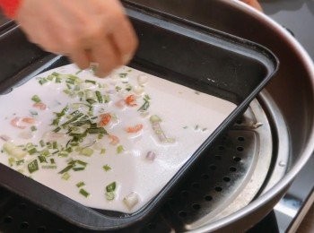 step7: 水沸後，把粉漿放入鍋，然後撒上蝦米，再慢慢等粉漿凝固並鋪平，用大火蒸2-3分鍾。
