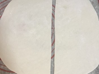step11: 將麵皮對摺，壓出線後，打開並切成兩片；