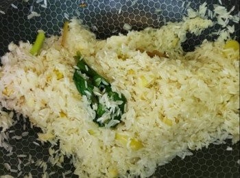 step2: 雞油飯材料，黃姜四片，蒜頭蓉五粒，乾蔥兩粒，班籃葉兩片，放入鑊中炒香加入預備好生白米一同炒香，放入兩碗半浸雞湯倒入飯煲裏面一同煮熟