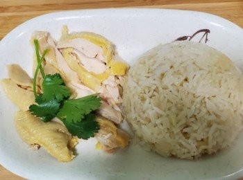 step3: 放入兩碗半浸雞湯倒入飯煲裏面一同煮熟，雞起骨切條完成