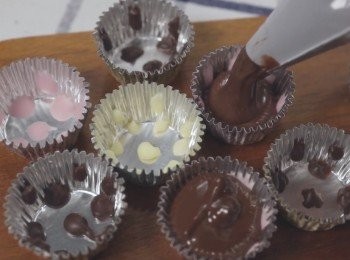 step3: 第一種選擇是將朱古力添加到擠花袋中
第二個選擇就是用湯匙

倒入朱古力 大概八成左右就可以了 不要太滿
然後放在冰箱中約10分鐘