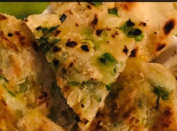 step11: 蔥油餅便成，十分香口，趁熱享用。


想知道我更多食譜，可去我Facebook， 專頁。

https://m.facebook.com/carlineki/