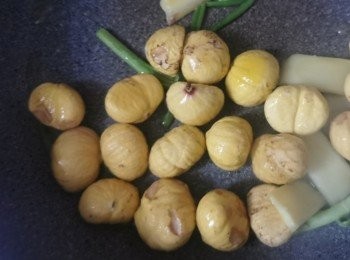 step4: 燒熱油鑊，爆香蔥白、薑片、蒜頭，加入栗子炒勻，加入<span class="group_2">調味料</span>，把五花腩回鑊，倒入水煮至滾，再加入香葉、八角。
