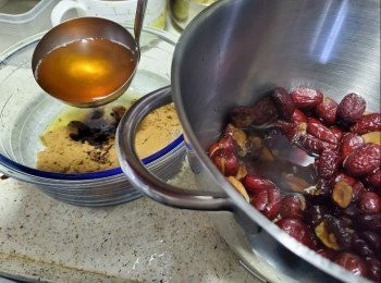 step3: 當紅棗蒸好1小時後,襯熱先取出420g紅棗水浸溶125g黑糖粉(浸溶糖可以節省煮糖時間及不會流失水份)待糖水灘凍
