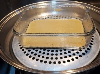 step9: 用中大火煮滾一鍋滾水,先潷一湯殼紅棗粉漿入模(潷之前要攪拌粉漿好待粉漿不會沉底)蓋上蓋先蒸4分鐘