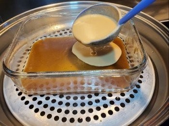 step10: 蒸好4分鐘後打開蓋再潷一湯穀薑汁粉漿(潷之前要攪拌粉漿好待粉漿不會沉底)蓋上蓋再蒸4分鐘,如此類推,一層紅棗一層薑汁,每次都蒸4分鐘,直至最後一層,蓋上錫紙或碟妨倒汗水,再蒸多40分鐘(留意中途如不夠水要加熱滾水)