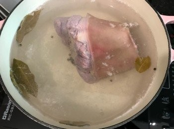 step1: 將咸豬手解凍，放入已㷛滾的水內，加入白醋、月桂葉、白胡椒粒，中火煮45分鐘（水要蓋過豬手）