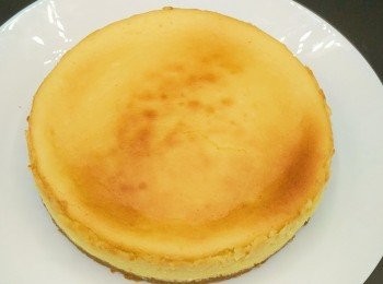 step1: 消化餅弄碎加入融化牛油拌勻。