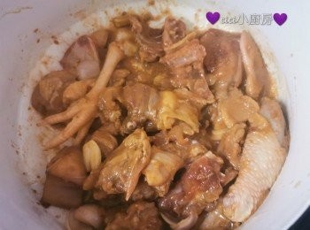 step4: 燒熱油鑊，爆香薑片、蒜片，放入雞件，煎至兩面金黃色，灒紹興酒。