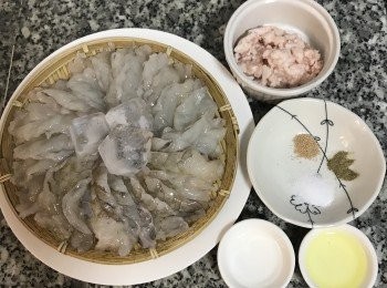 step1: 新鮮白蝦仁剖開去泥腸，洗淨瀝乾冷藏。