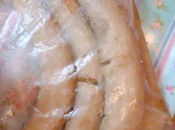 step1: 前一晚把香蕉去皮放入密實袋再急凍(我試過放多2-3天都可以)，用時提早一至兩小時取出解凍便可。如解凍時有香蕉汁液釋出可照保留用，而奶的份量便要略為減少，請自行執生判斷。