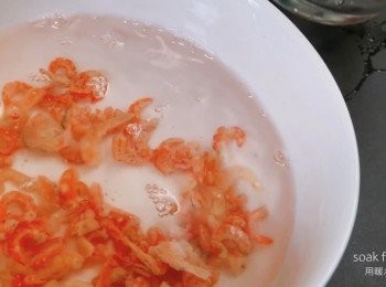 step1: 把蝦米清洗乾淨，然後用暖水浸15分鐘至軟身備用。