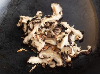 step3: 起油鍋，將櫻花蝦、香菇下鍋爆香。