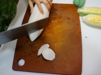 step7: 粟米、白蘿蔔洗淨，去皮切件
唐芹、蔥洗淨去根，切段