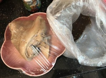 step7: 完成後取出豬手放入雪櫃備用，留少許啤酒掃面用