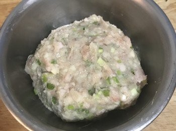 step3: 拌入蔥花與荸薺丁混勻備用；