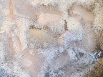 step2: 羊腩浸水徹底解凍，凍水下鑊，加薑1片和少許紹酒汆水，再沖洗乾淨，之後再抺乾水。