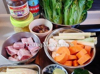 step1: 急凍羊腩粒解凍 ; 枝竹浸軟切段，馬蹄去皮，冬菇浸軟去蒂備用(冬菇水保留備用)。竹䉀一開四；甘筍去皮切塊 ; 蒜粒略拍扁，剛巧家中沒有蒜粒，我用蒜蓉代替。