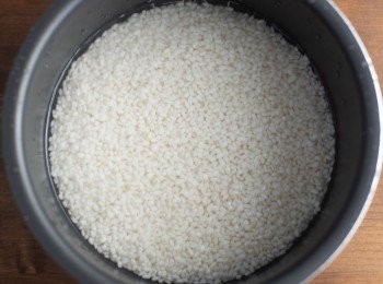 step1: 將糯米以米1：水0.6的比例用電子鍋煮熟備用。