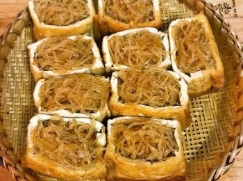 step9: 將冬粉略剪一下會比較容易塞填；先放點肉燥在底下，再塞滿炒冬粉；