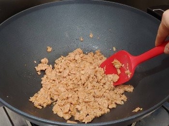 step8: 加入新豬肉炒散及炒至熟