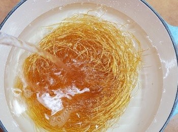 step2: 先用水將素翅浸一會至軟身。